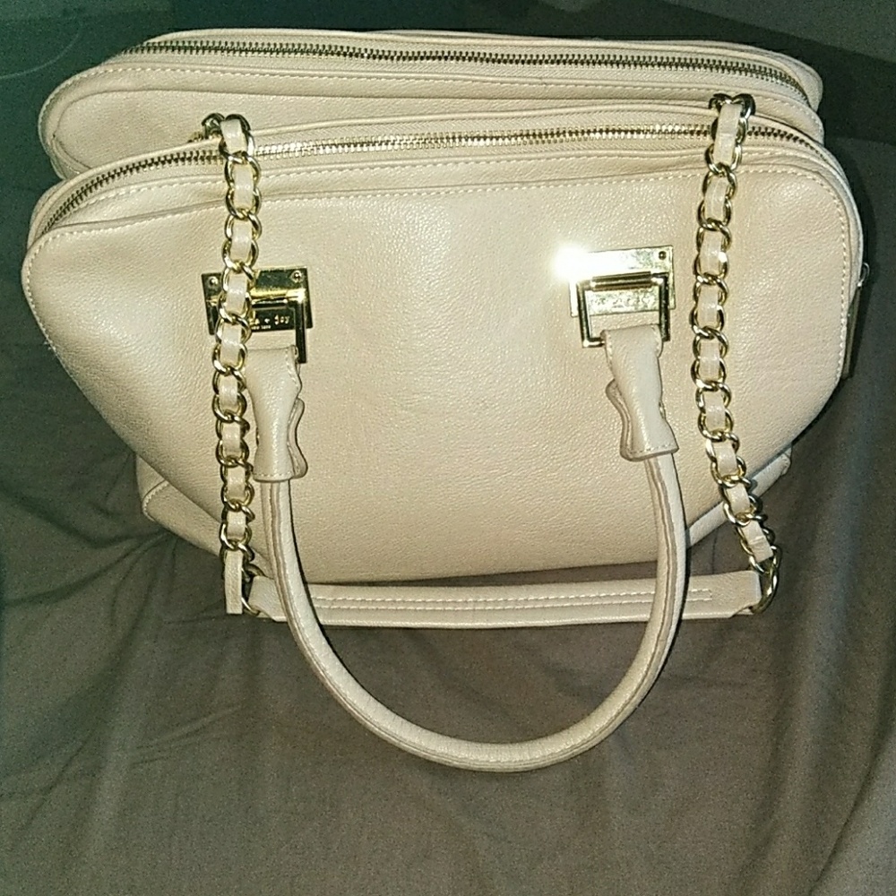 Beautiful Olivia+joy hand bag